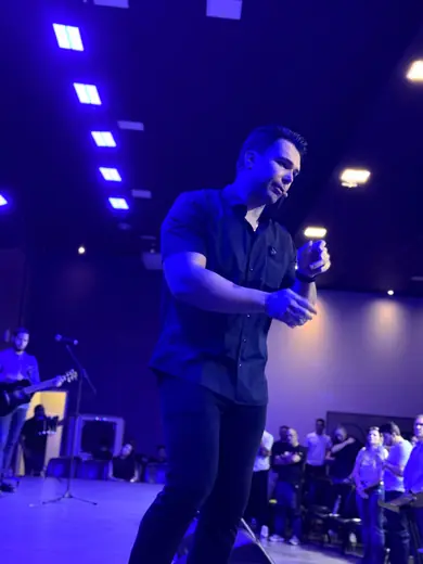Ricardo Fiorillo no palco, com a plateia ao fundo