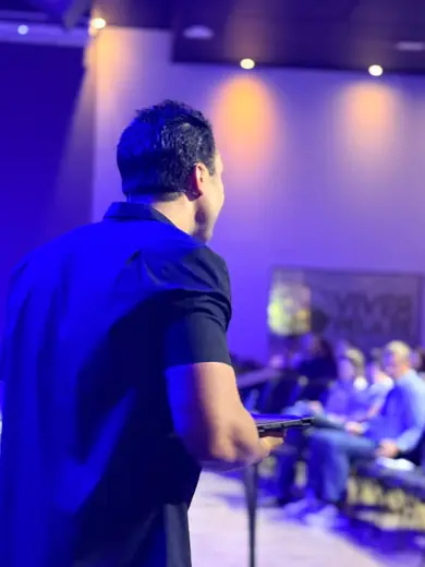 Vista do palco para a plateia na Igreja Viver pela Fé