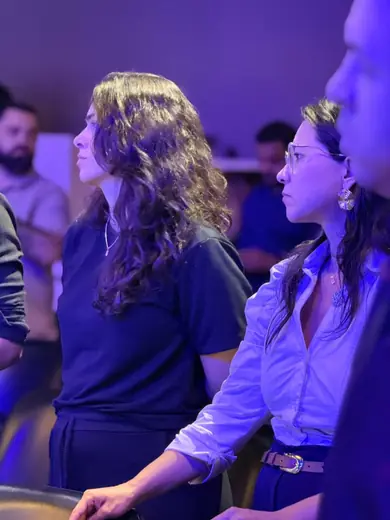 Participantes acompanhando o conteúdo em pé